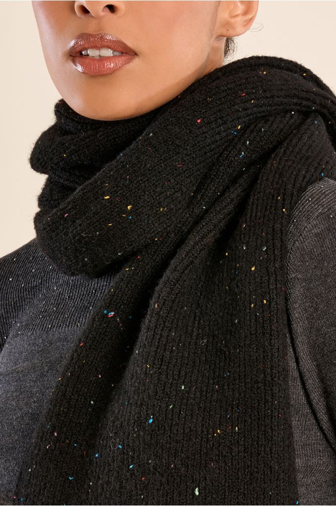 Knitted scarf, with sequins
