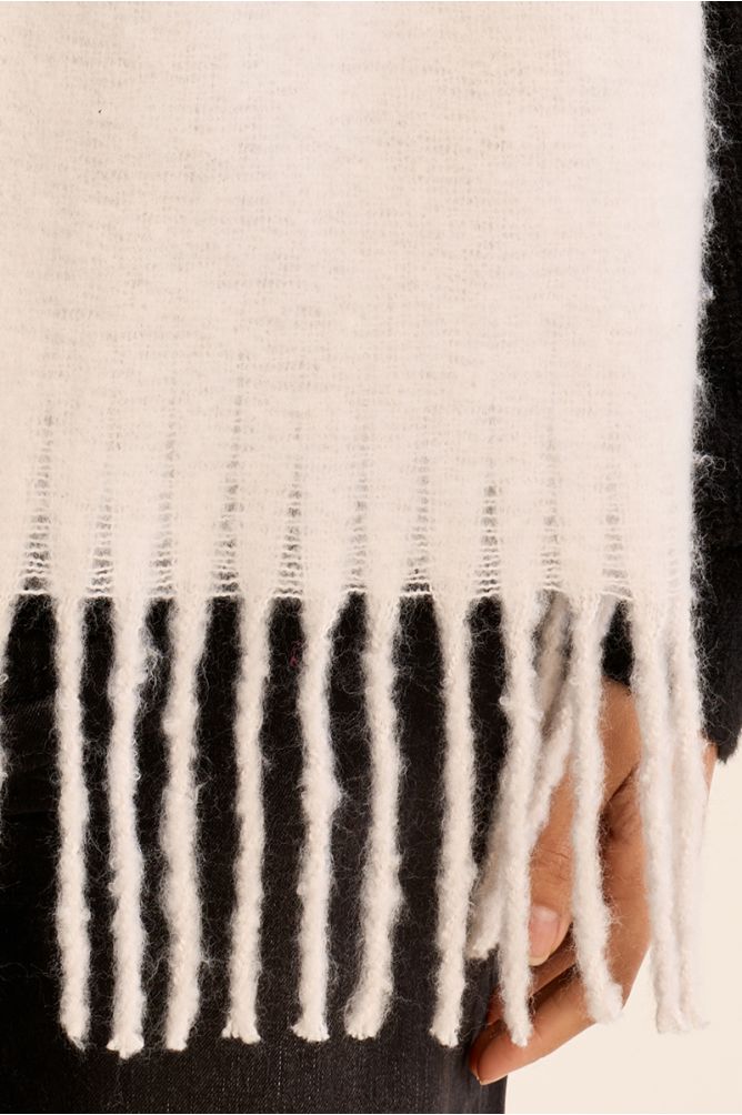 Knitted scarf, fringed