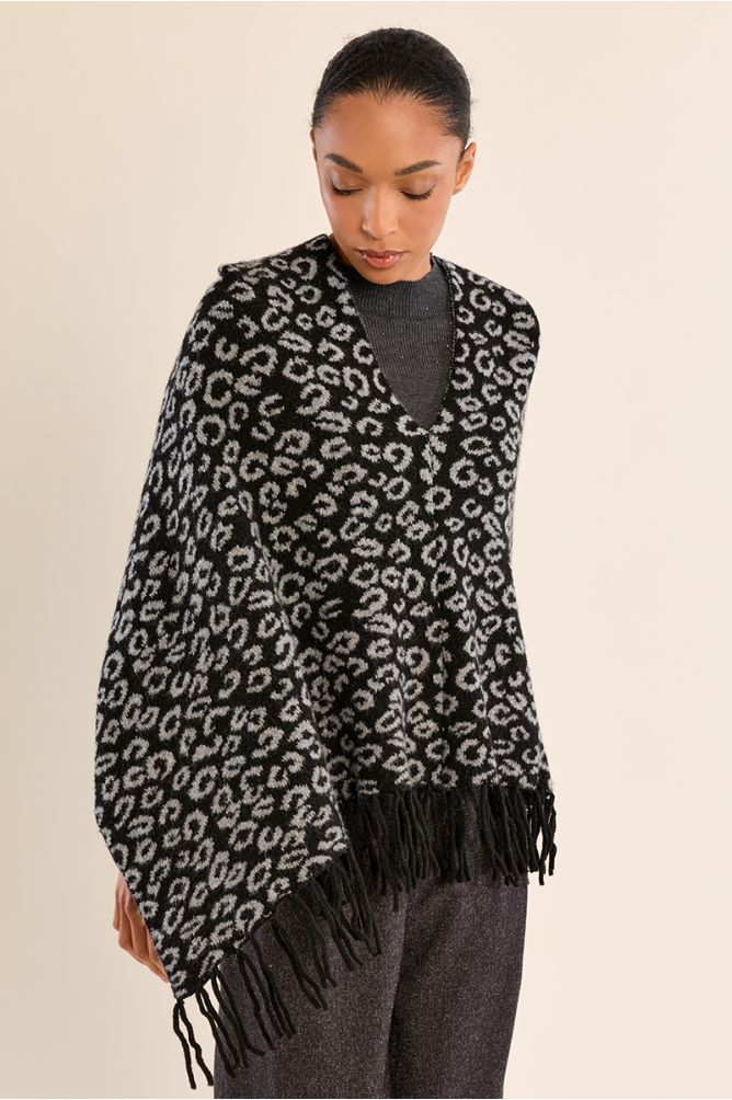 Poncho con estampado y flecos
