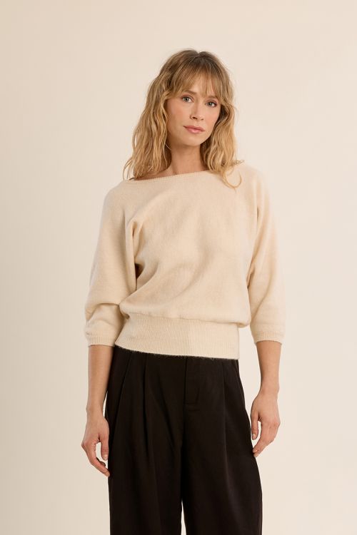 Pull aux manches trois quart, à dos nu