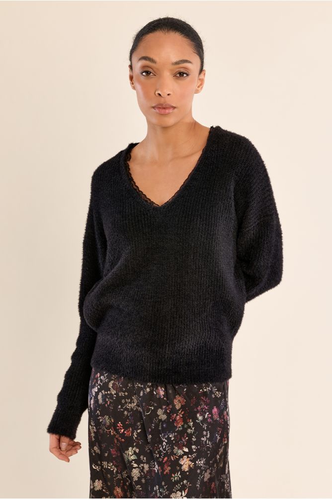 V-neck sweater, with lace