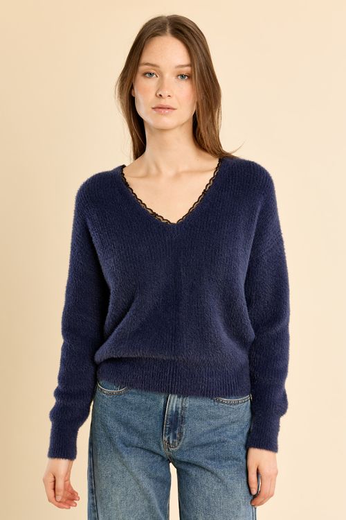 V-neck sweater, with lace