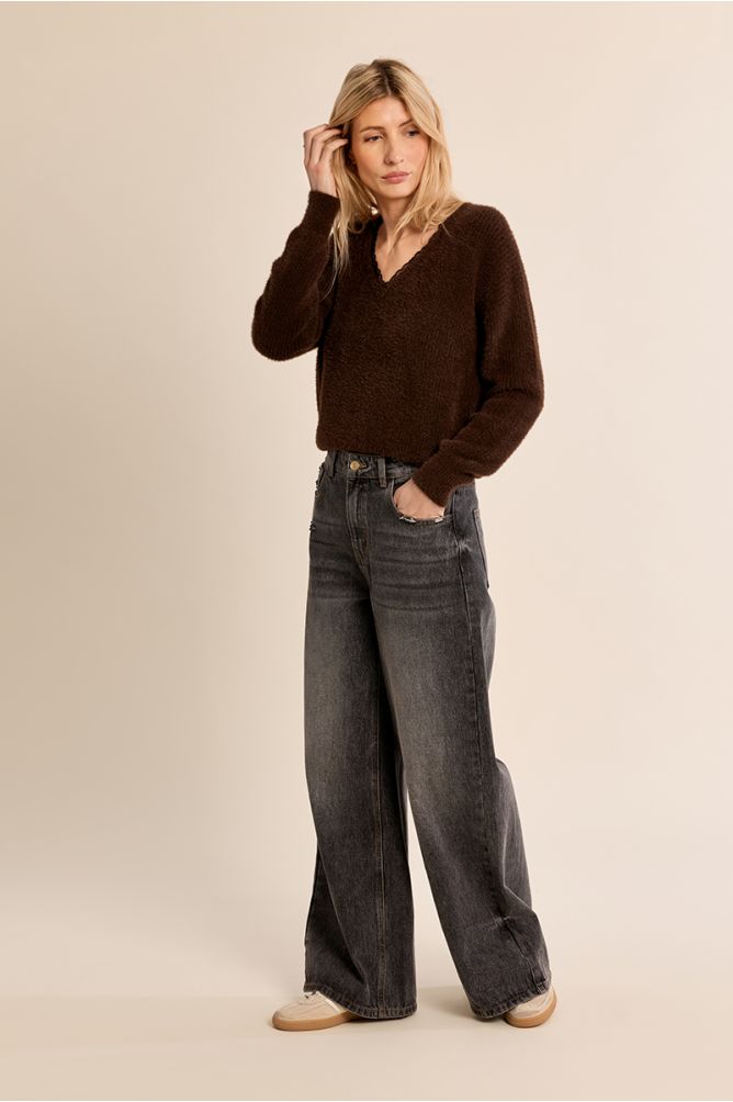 V-neck sweater, with lace