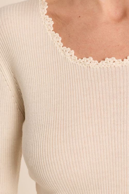 Pull en maille côtelée, col en dentelle