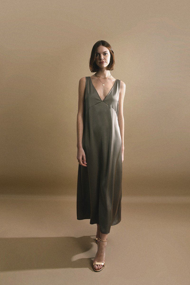 Robe satinée col V