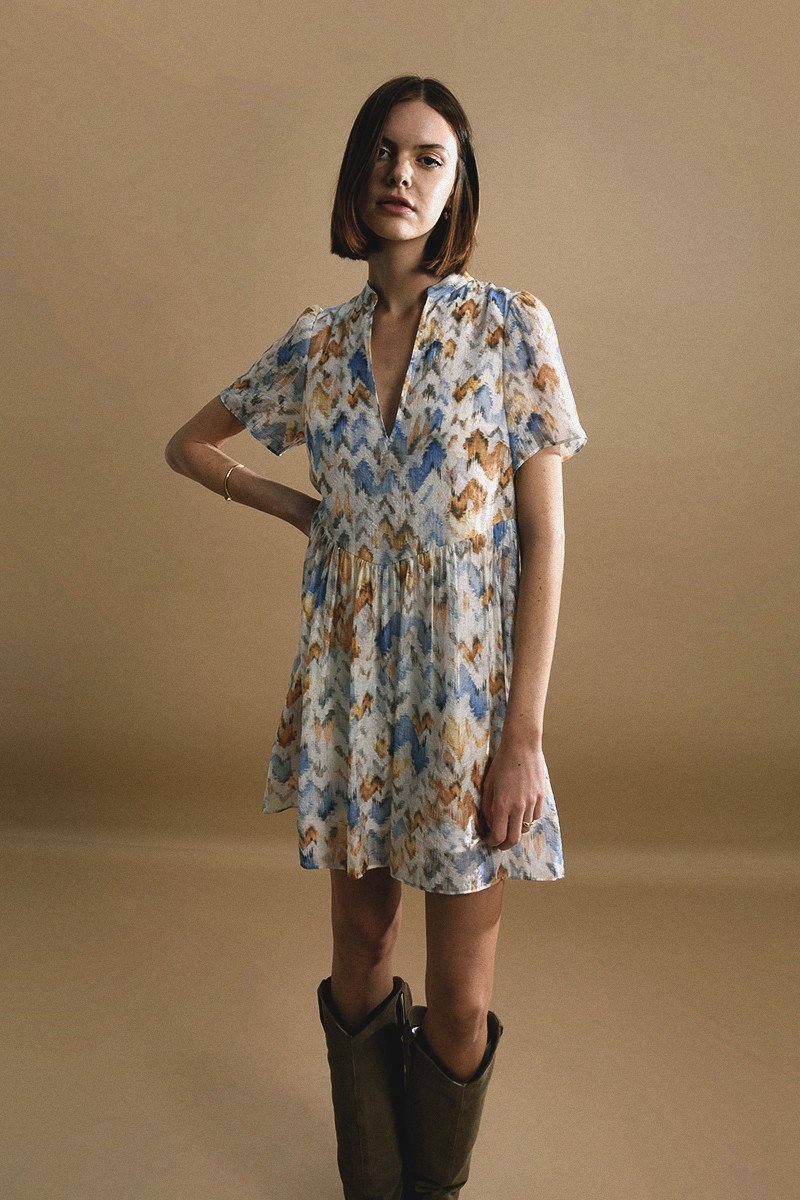 Vestido corto con pliegues y estampado