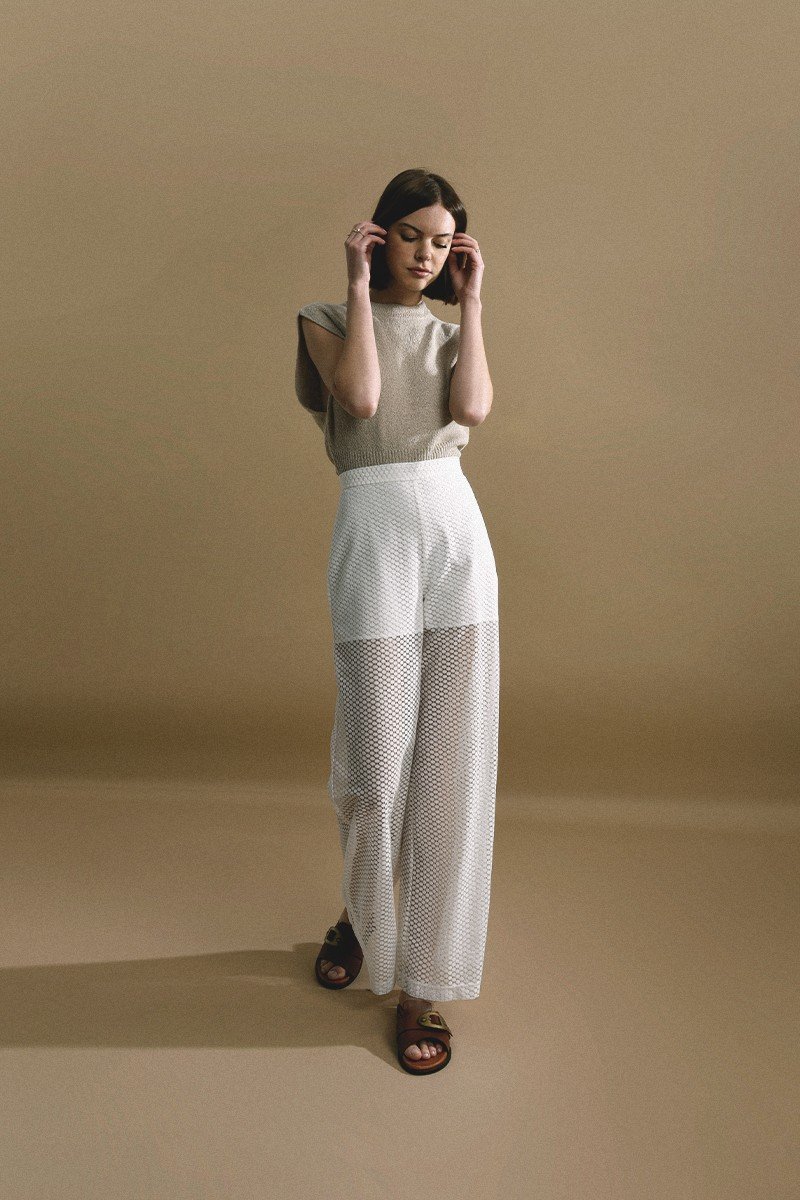 Pantalón largo en tejido bordado y transparencias