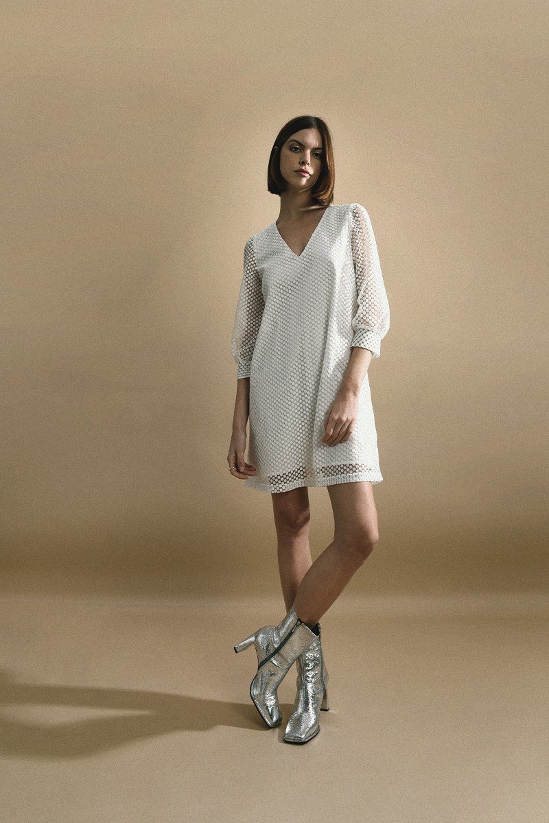 Vestido corto de manga larga en tejido bordado