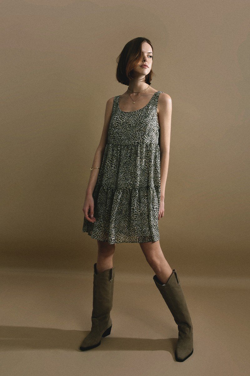 Vestido corto sin manga con estampado y volantes