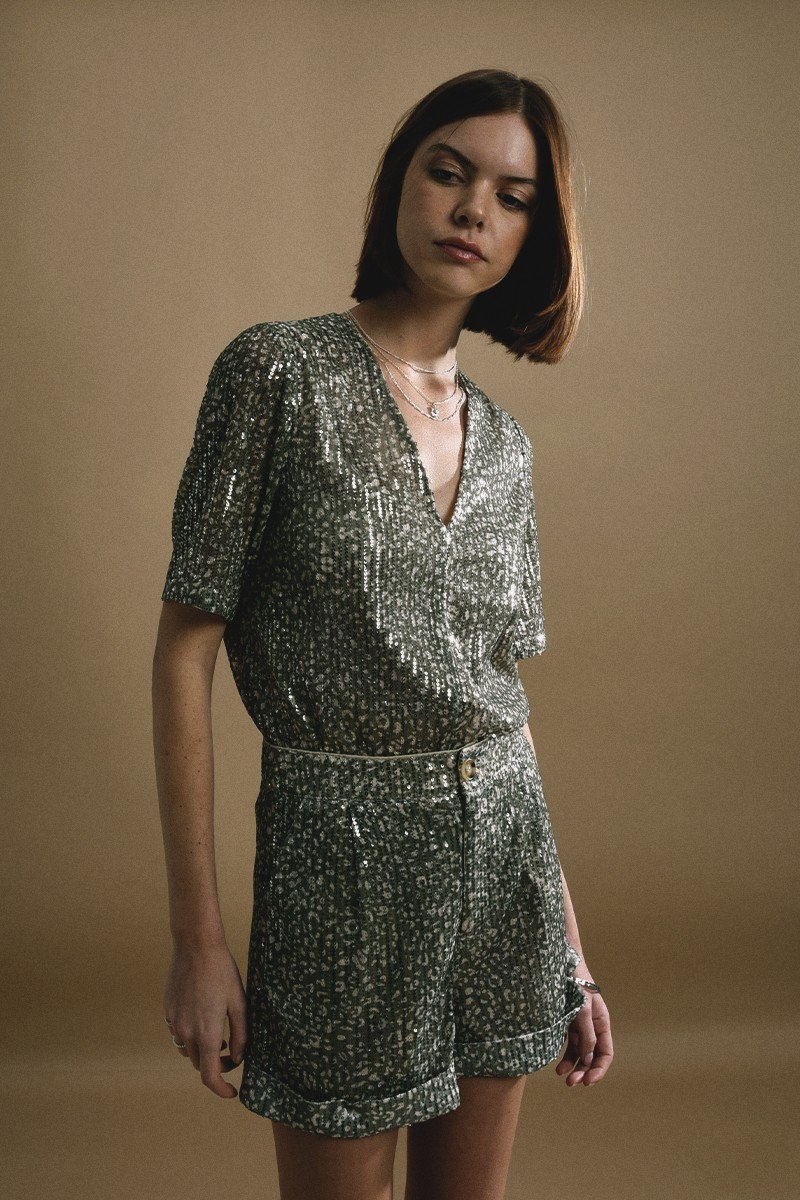 Printed back top with slit