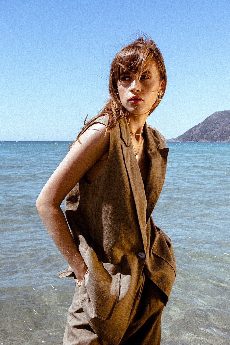 Sleeveless jacket