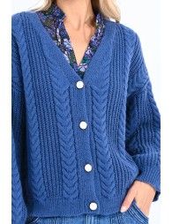 V-neck cardigan with small twists