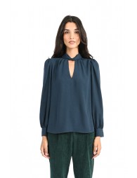 Top with puffed sleeves