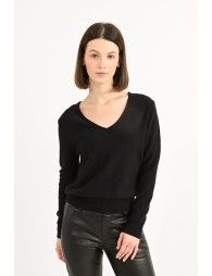 V-neck sweater and lace band in the back