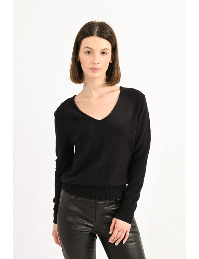 V-neck sweater and lace band in the back
