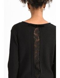 V-neck sweater and lace band in the back
