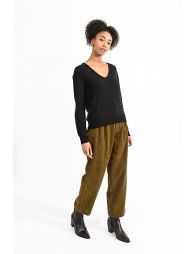 V-neck sweater and lace band in the back