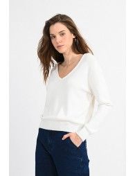V-neck sweater and lace band in the back
