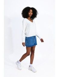 V-neck sweater and lace band in the back