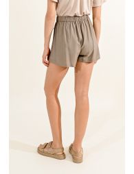 High-waisted shorts, knotted at side