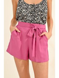 High-waisted shorts, knotted at side