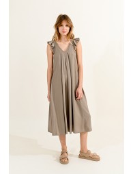 Loose-fitting dress with ruffled shoulders