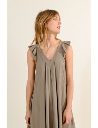 Loose-fitting dress with ruffled shoulders