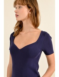 Thin jumper with sweetheart neckline