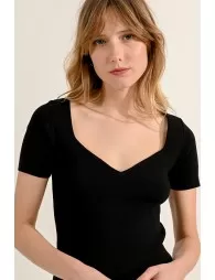 Thin jumper with sweetheart neckline