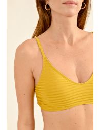 Lightly padded without underwired bikini top, soft, comfortable fabric with three-dimensional effect.