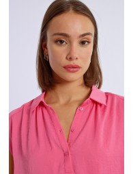 Top de manga corta con cuello camisero