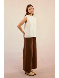 Pull sans manches, ouvert dans le dos