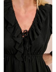 Robe courte, encolure volantée