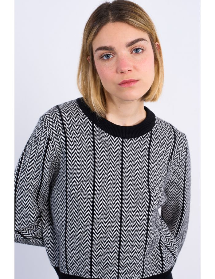 Short sweater with jacquard effect