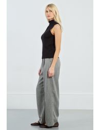 Thin sleeveless turtleneck