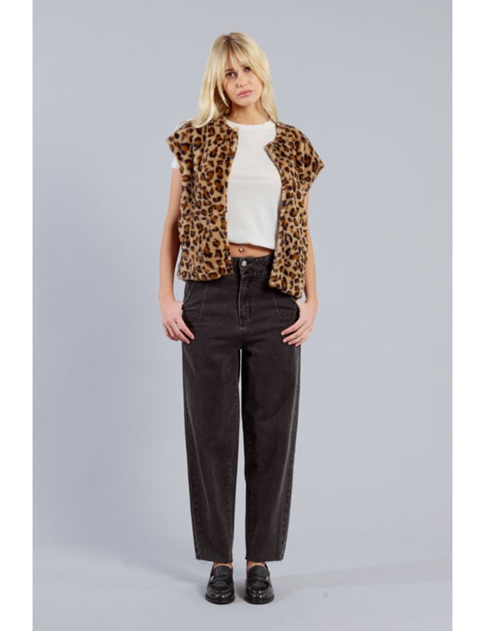 High-waisted carrot jeans
