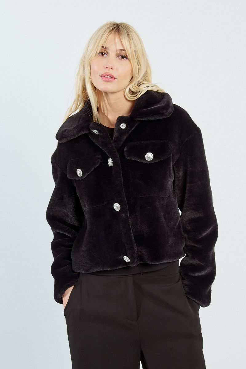 Veste en fausse fourrure et boutons fantaisies