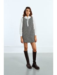 Vestido corto de manga sisa con estampado pata de gallo
