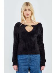 Pull duveteux, détail chaîne