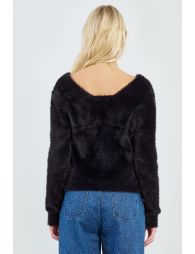 Pull duveteux, détail chaîne