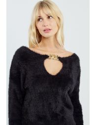 Pull duveteux, détail chaîne