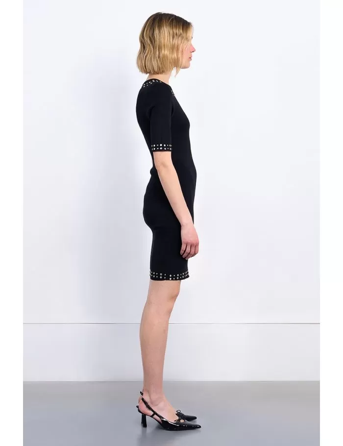 Vestido de manga corta ajustado con detalles