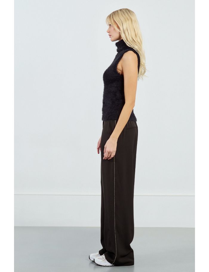 Sleeveless turtleneck in textured knit