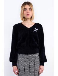 Pull duveteux, nœud brodé