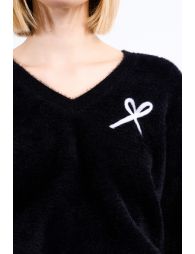 Pull duveteux, nœud brodé