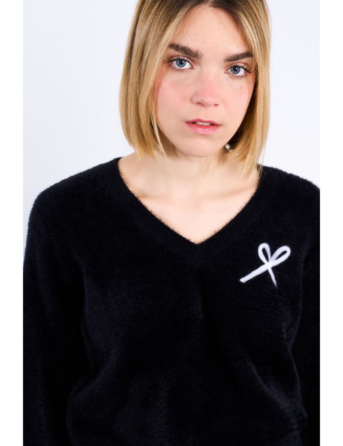 Fluffy sweater, embroidered bow