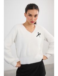 Pull duveteux, nœud brodé