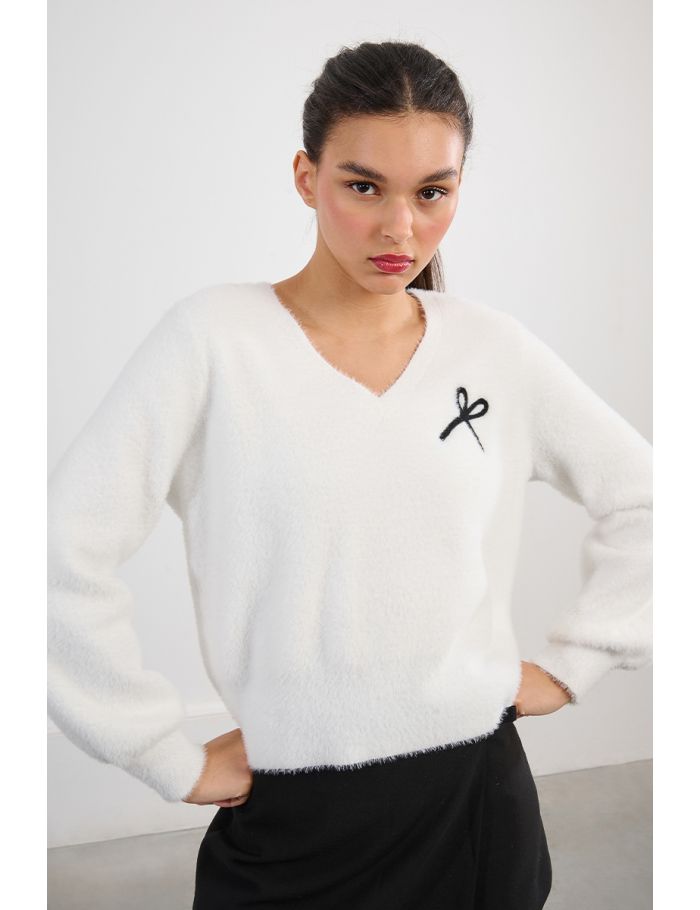 Pull duveteux, nœud brodé