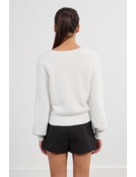 Pull duveteux, nœud brodé