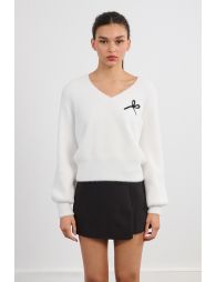 Pull duveteux, nœud brodé